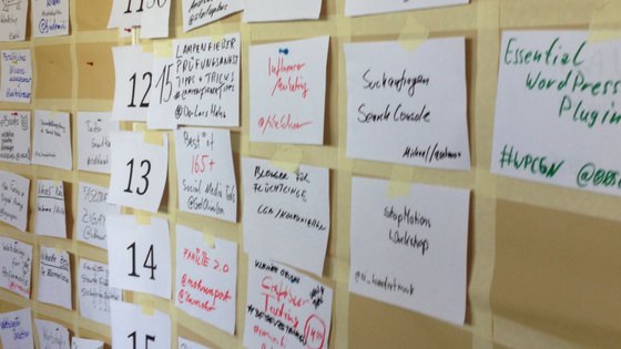 Wand mit Zetteln – Session-Planung auf einem Barcamp.