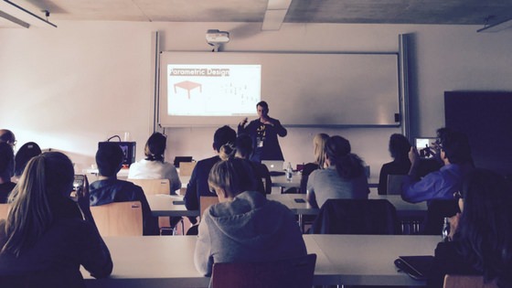 Teilnehmer in einem Barcamp schauen dem Vortragenden zu.